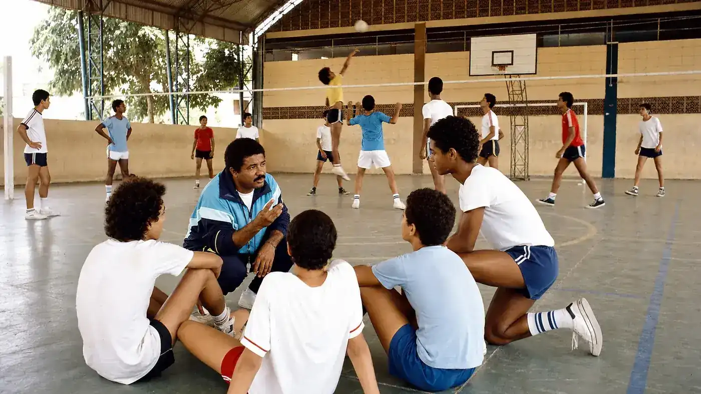 Aula brasileira de Educação Física no fim dos anos 1980 combina voleibol e conversa pedagógica