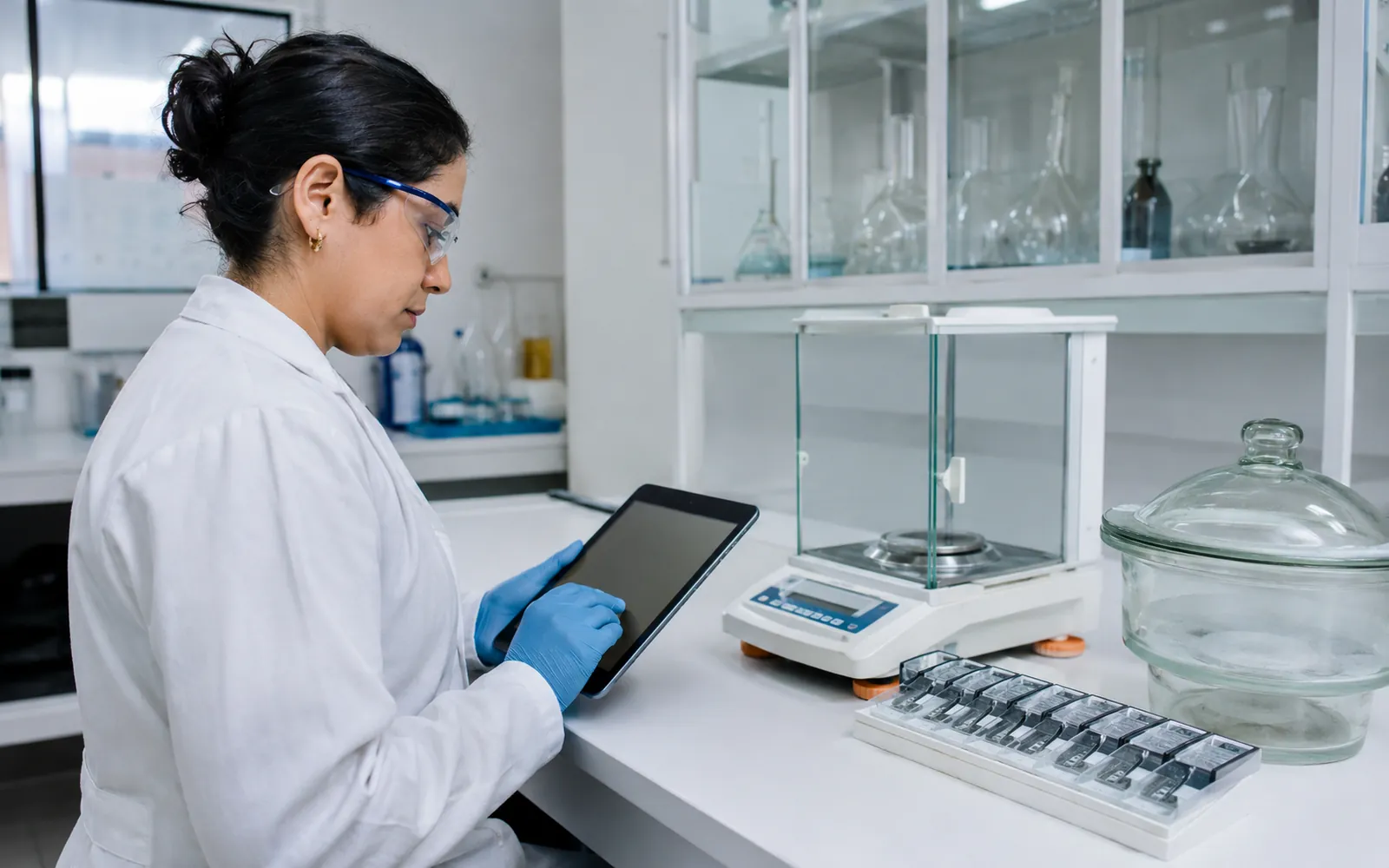 Laboratório de análise de amostras de higiene ocupacional com balança analítica