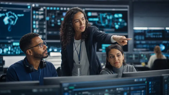 Gestora coordenando uma equipe de tecnologia da informação