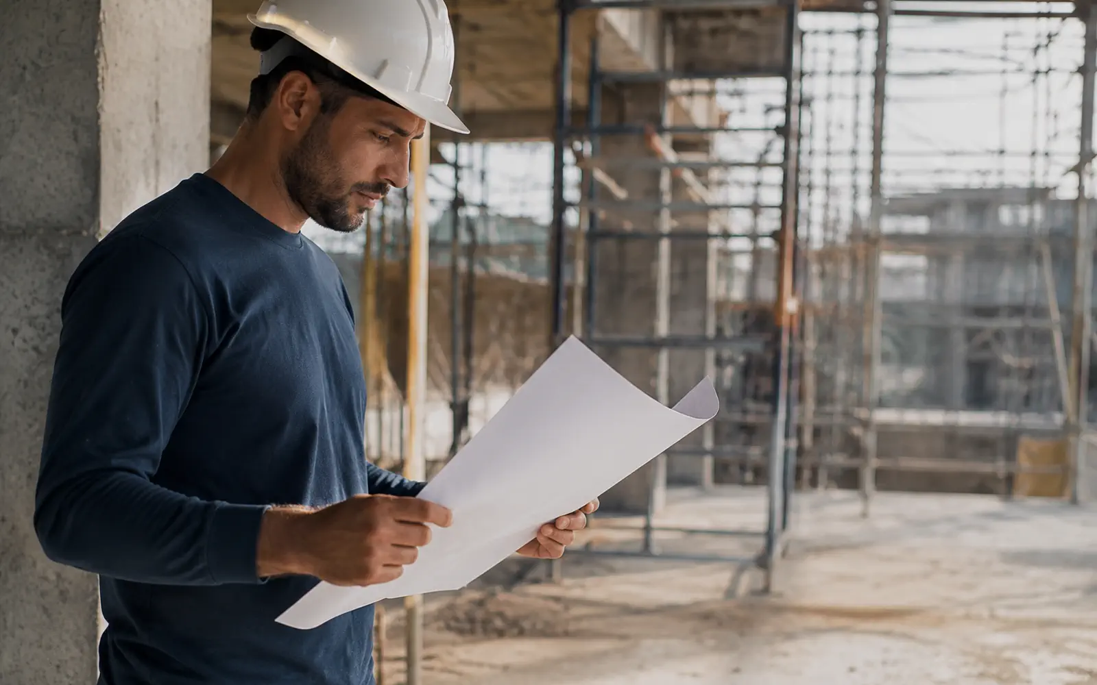 Técnico em edificações no canteiro de obras