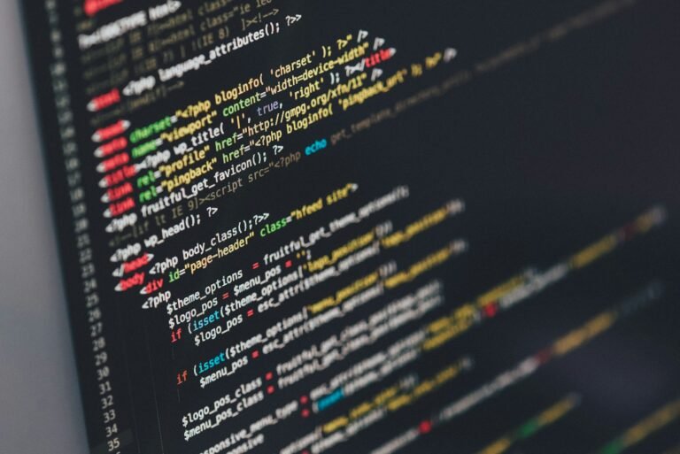 Monitor exibindo codigo de programacao em Java