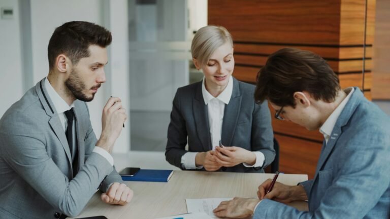 Advogado orientando clientes na assinatura de um contrato em escritorio juridico