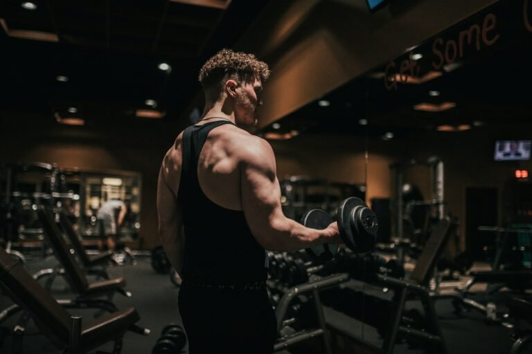 Homem levantando halter durante treino em academia