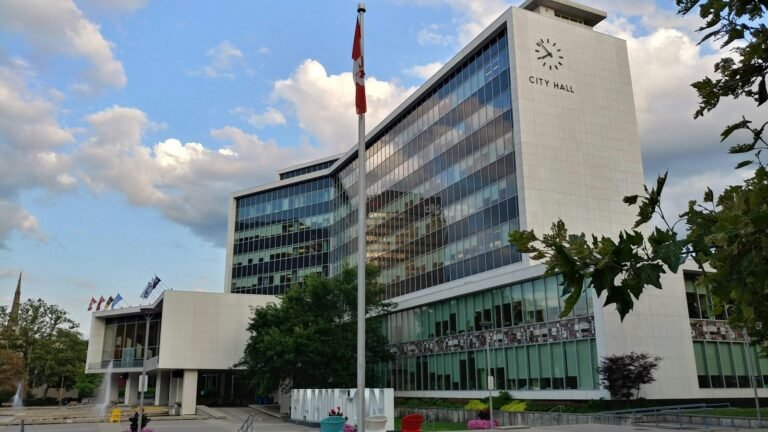 Fachada de prefeitura com mastro de bandeira