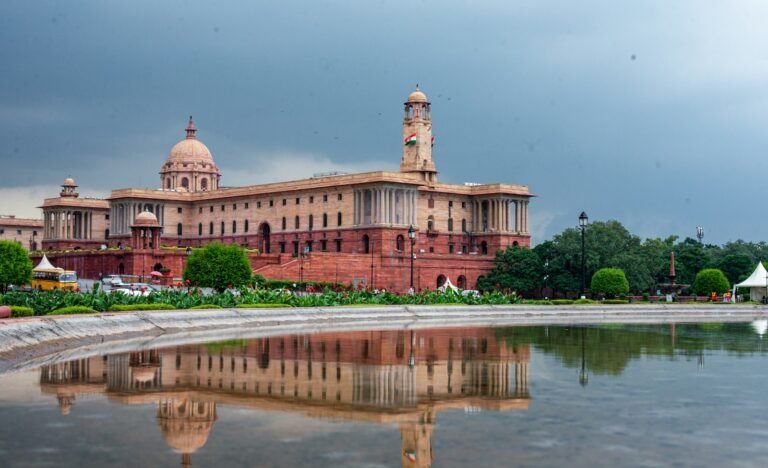 Edifício governamental histórico refletido em espelho de água