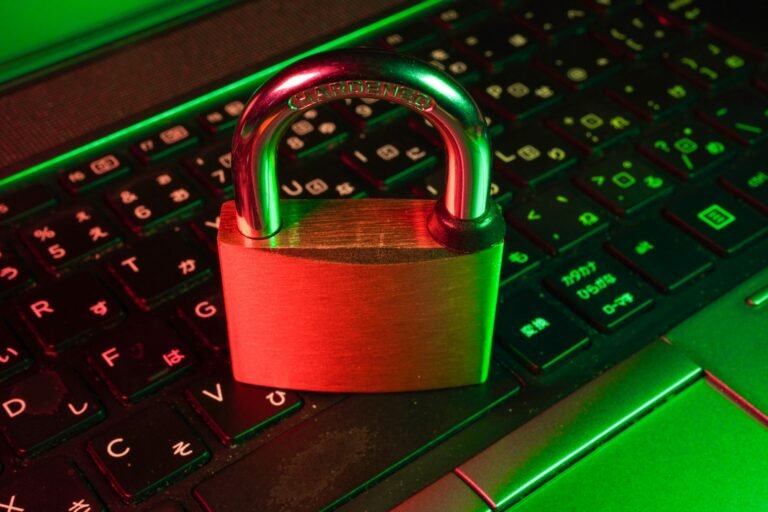 Cadeado vermelho sobre teclado de computador
