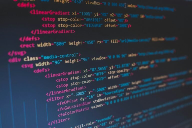 Tela de computador exibindo linhas de código-fonte