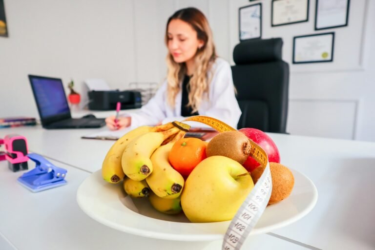 Nutricionista em atendimento, avaliando alimentação com paciente