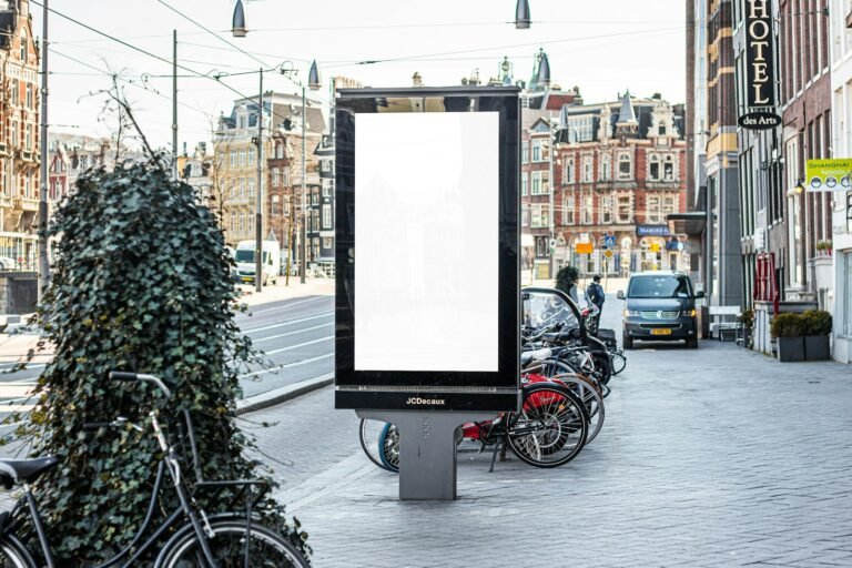 Painel publicitário em rua da cidade durante o dia