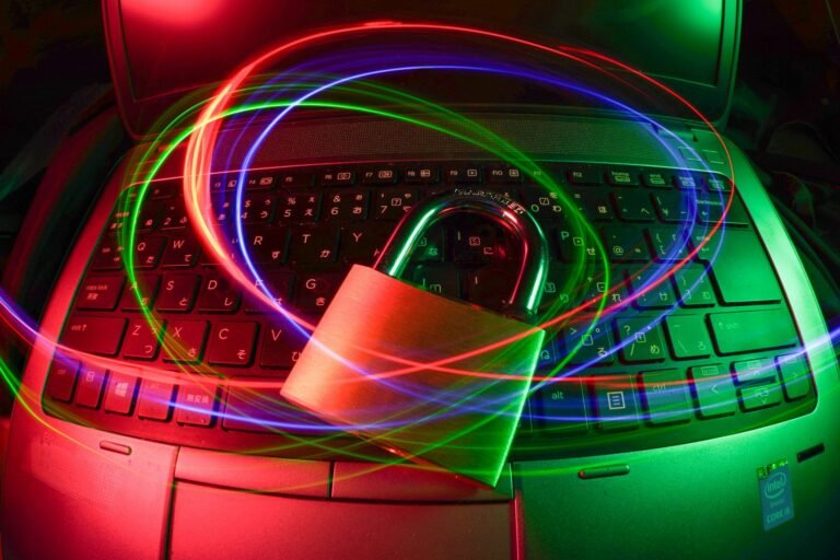 Cadeado sobre um notebook representando protecao de dados e redes