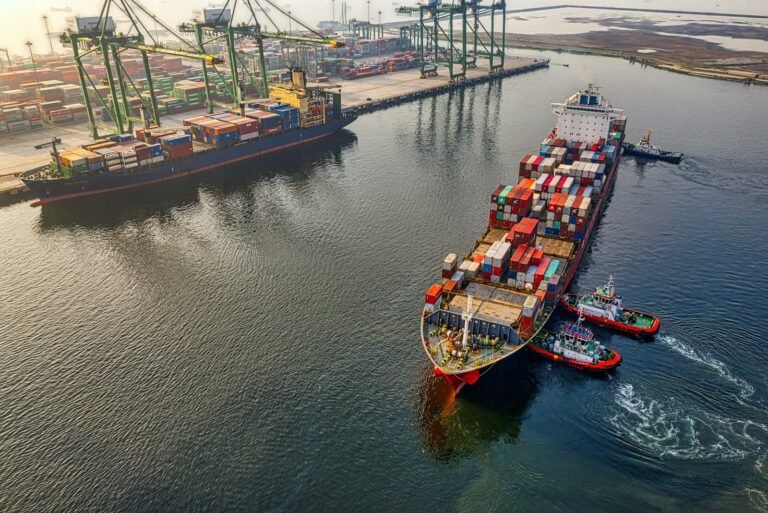 Navio cargueiro com conteineres navegando em alto mar