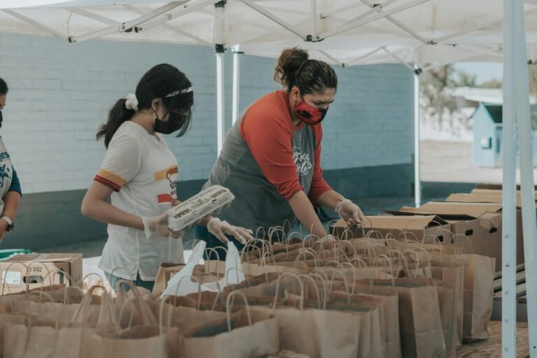 Voluntarias organizando doacoes de alimentos para a comunidade