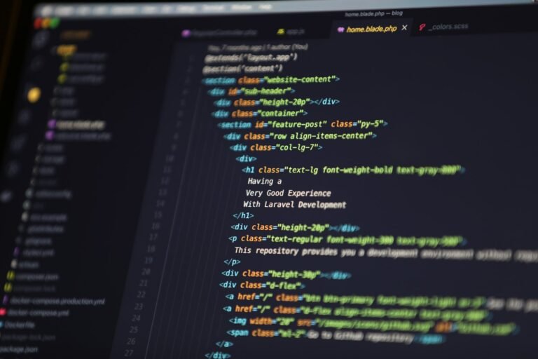 Tela de computador exibindo codigo HTML de um projeto web