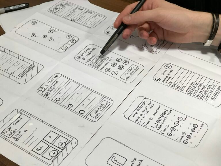 Designer desenhando esbocos de produto no papel