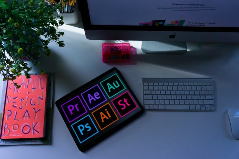Computador com software de design grafico em mesa de trabalho