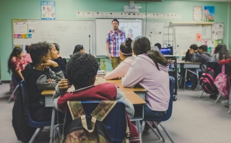 Professor apresentando conteudo para alunos em sala de aula