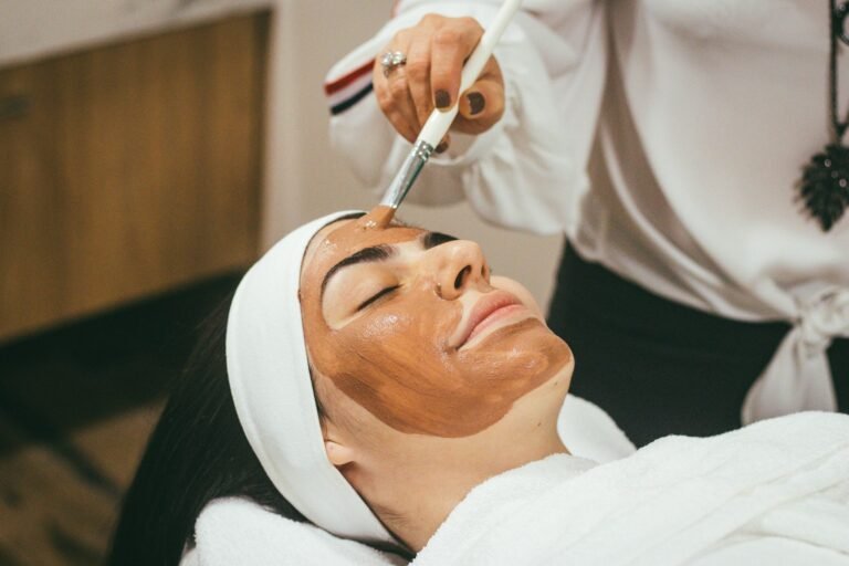 Cliente recebendo tratamento facial com mascara em clinica de estetica
