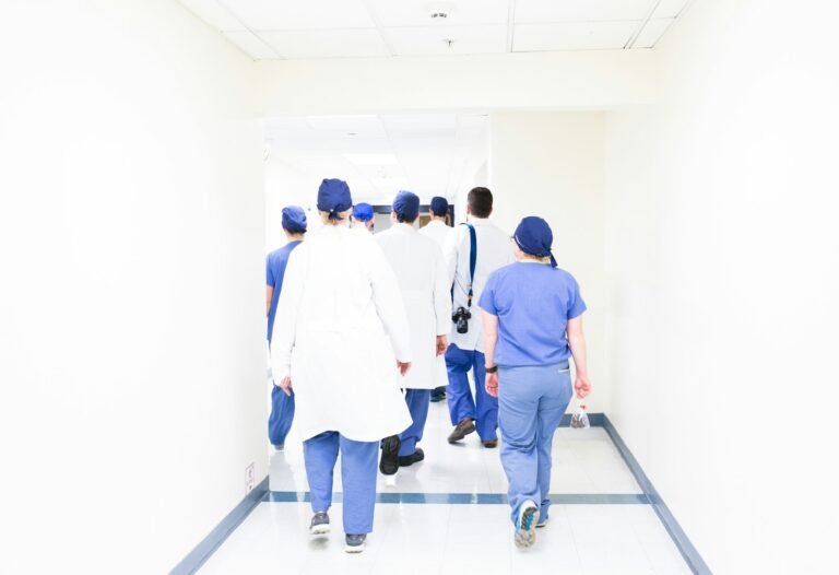 Equipe de medicos caminhando pelo corredor de um hospital