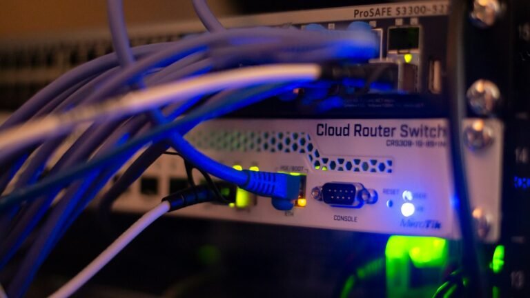 Equipamentos de rede com cabos ethernet conectados