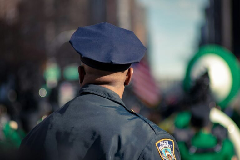 Policial uniformizado observando movimento na rua