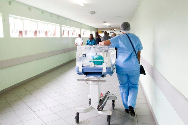 Profissional de saude em corredor de clinica