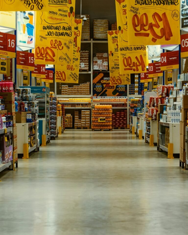 Corredor de loja com produtos organizados nas gôndolas