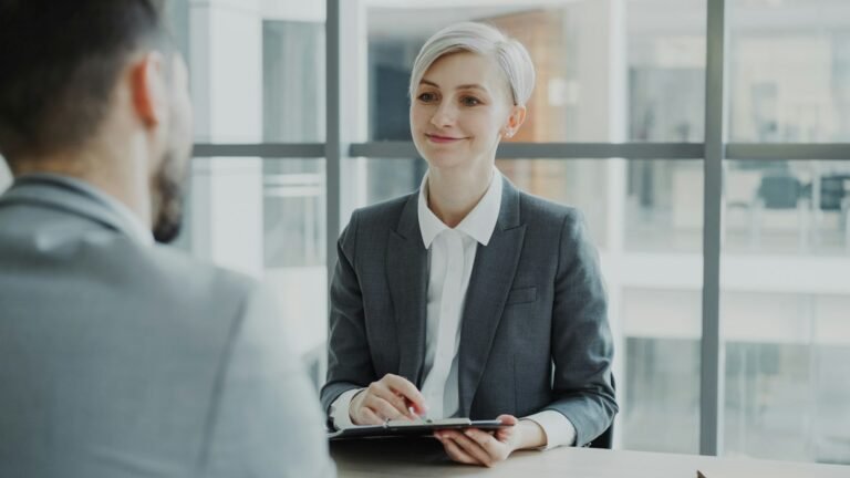 Entrevista de emprego entre recrutadora e candidato em escritorio