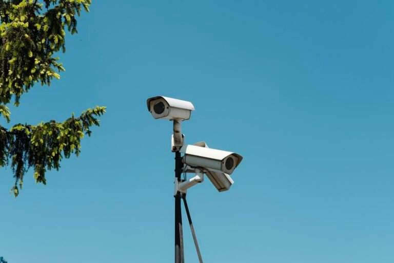 Câmeras de segurança instaladas em poste