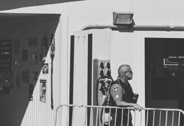 Agente de seguranca uniformizado na entrada de um predio