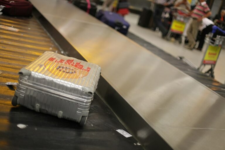 Malas de viagem em saguao de aeroporto