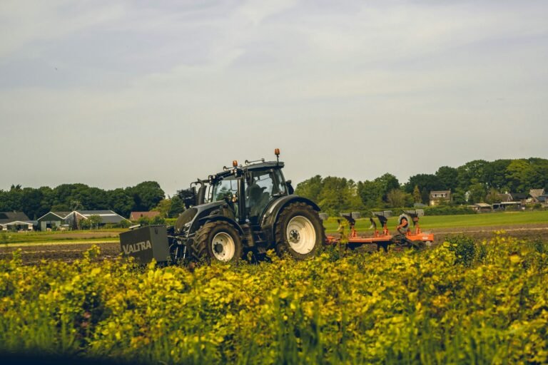 Trator arando lavoura em grande area agricola