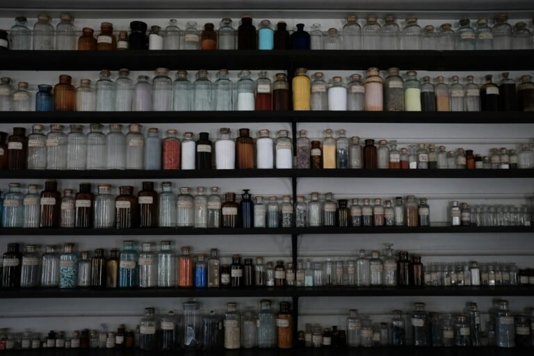 Frascos de medicamentos organizados em prateleira de farmacia