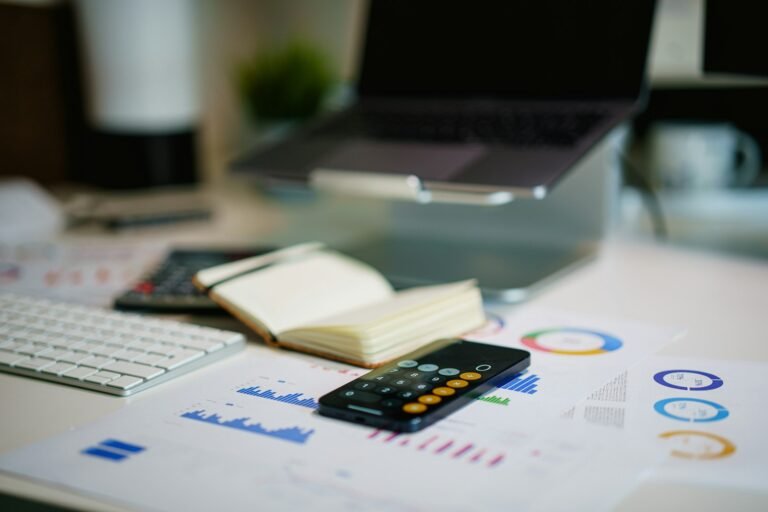 Relatorio financeiro com graficos e calculos sobre a mesa