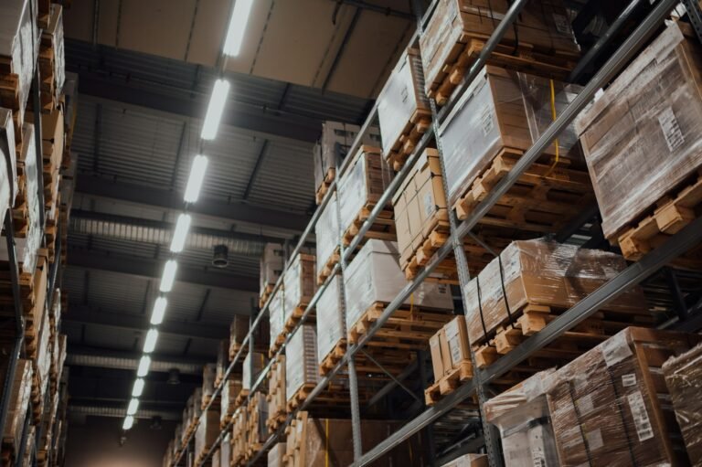 Caixas organizadas em prateleiras de um centro de distribuicao