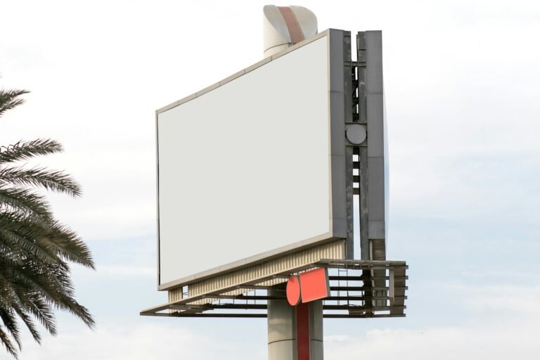 Outdoor publicitario em branco em area urbana