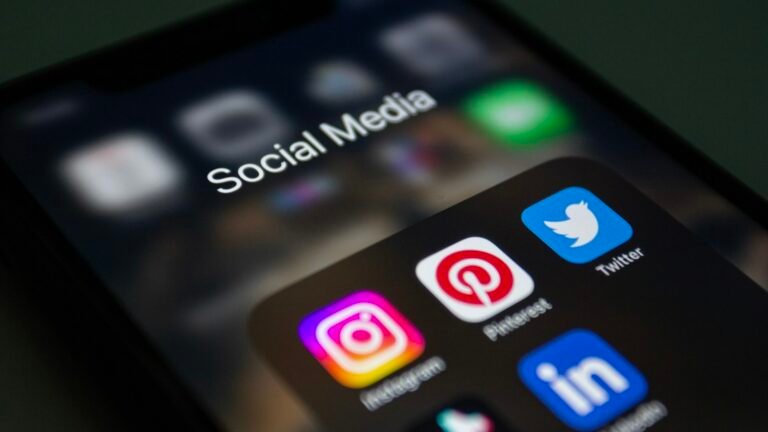Tela de celular com icones de redes sociais