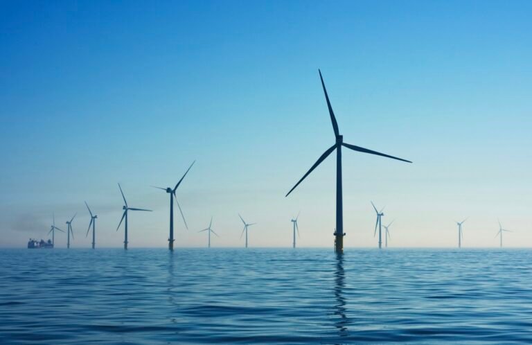 Turbina eolica gerando energia renovavel