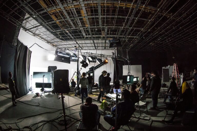 Equipe de filmagem com cameras e iluminacao em estudio