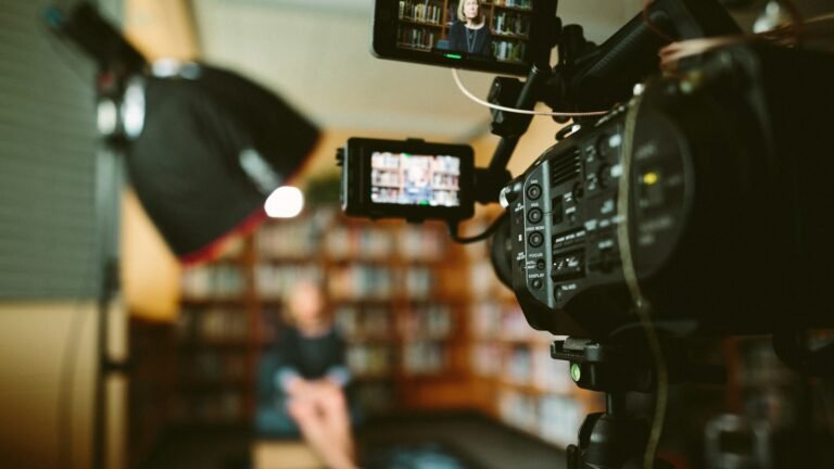 Camera de cinema montada para gravacao de entrevista