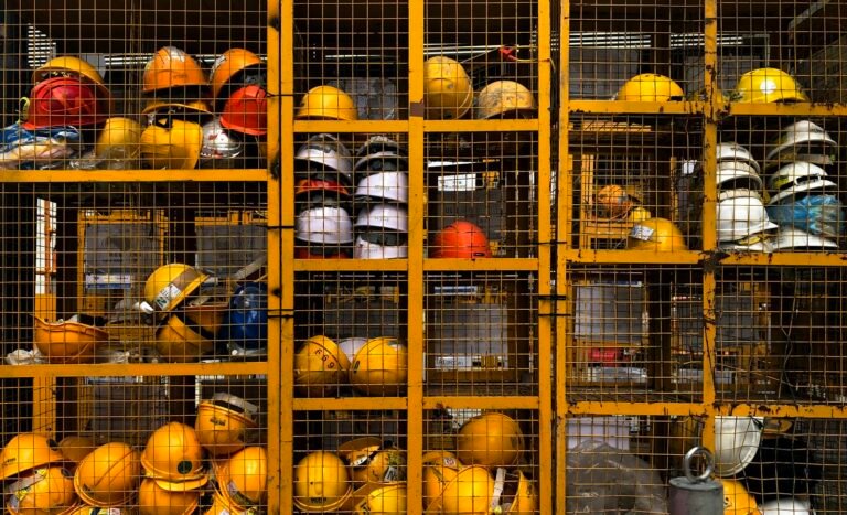 Capacetes de seguranca amarelos organizados em suporte