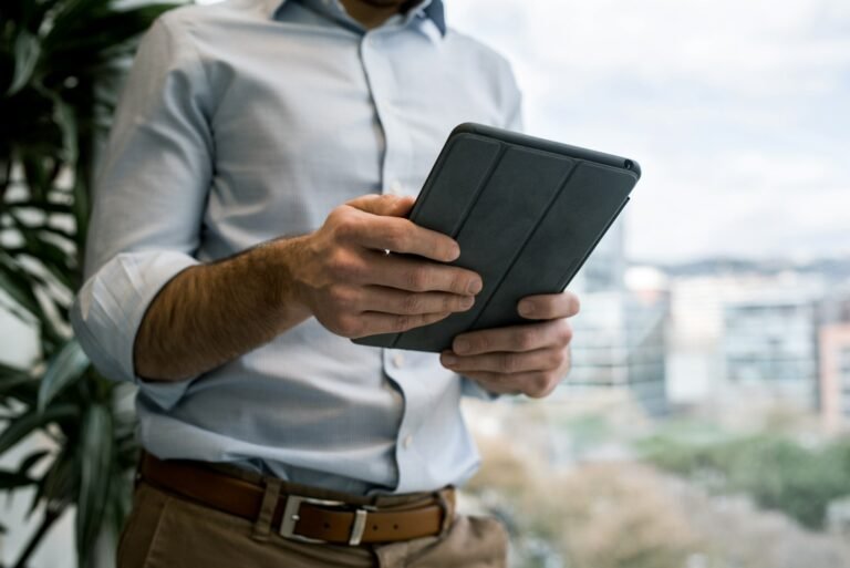 Profissional usando tablet em escritorio corporativo