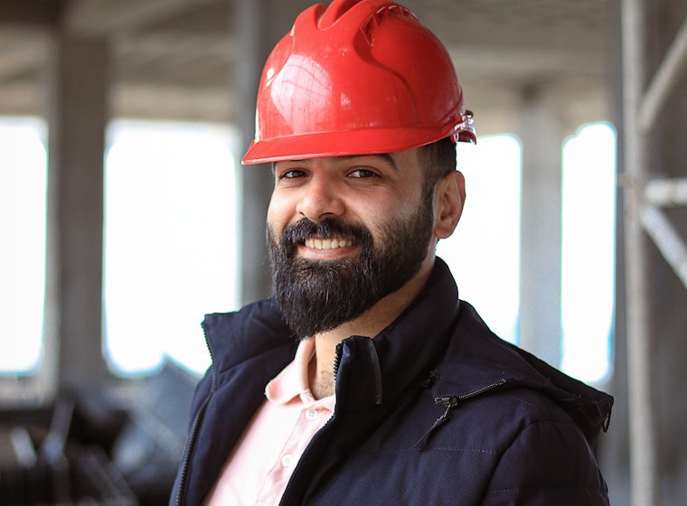Profissional de segurança do trabalho com capacete